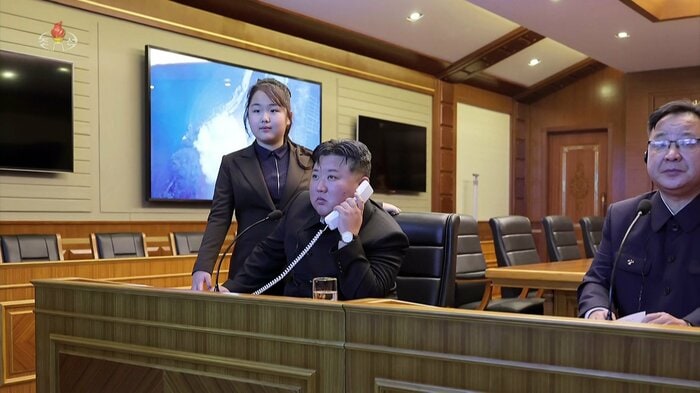 6日、新型極超音速中長距離弾道ミサイルの発射実験に立ち会った「ジュエ」氏(朝鮮中央テレビ・1月7日放送)