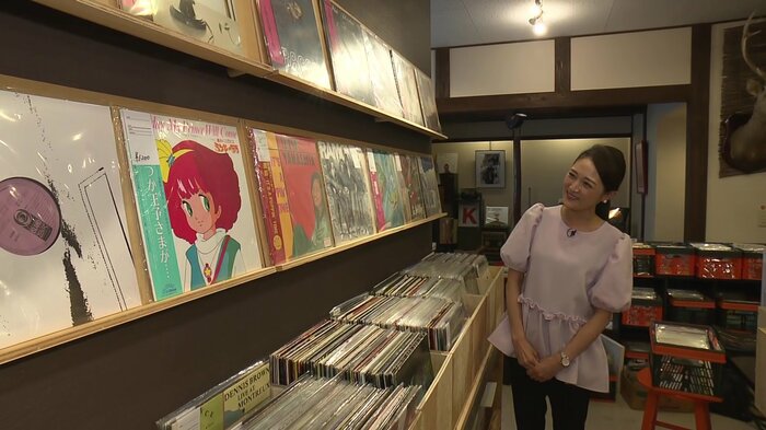 レコードの数に驚く岡山さん