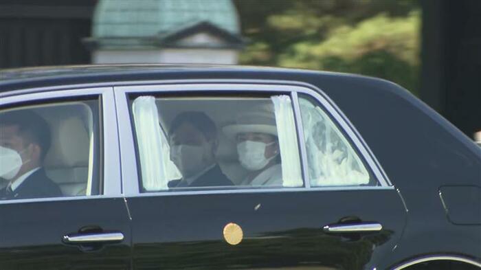 皇居を出発された天皇陛下と皇后さま(17日午前10時過ぎ)