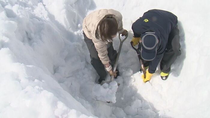 固くしまった雪が参加者の行く手を阻む