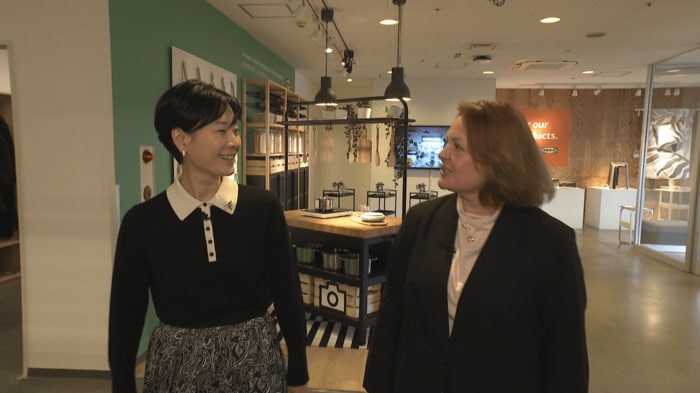 島田彩夏アナウンサーとイケア・ジャパンのペトラ・ファーレCEO兼CSO