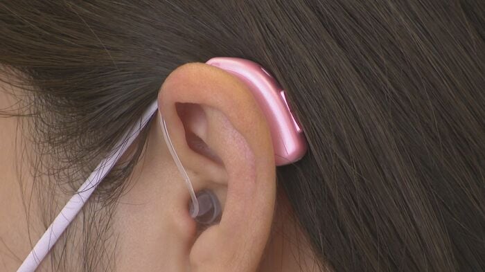 重さはなく、アクセサリーやイヤホンをつけている感覚