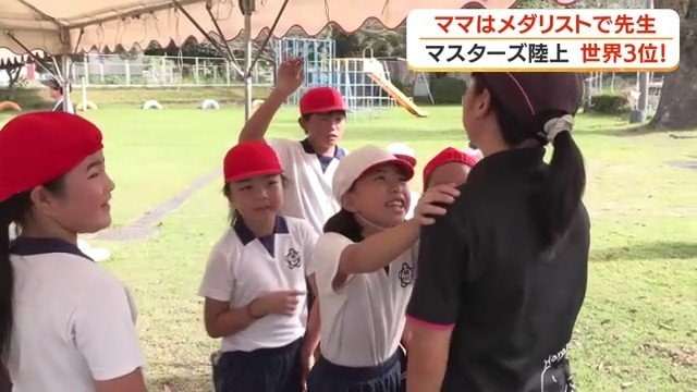 児童に囲まれる東郷さん