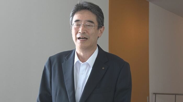 記者の取材に答える大久保教育長
