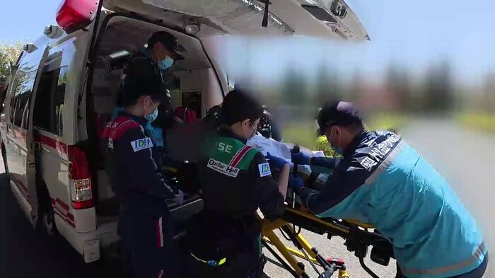 救急車に森野医師らも乗って近隣の病院へ