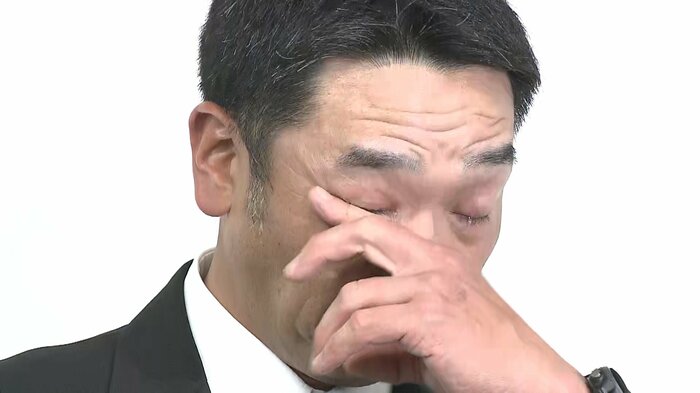 記者会見で涙する阿部慎之助監督