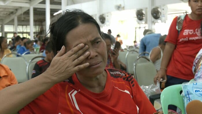 タイ東北部の避難所で涙ながらにインタビューに答える女性（2025年7月24日）