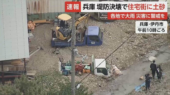 住宅街に土砂が流れ込み、車が埋まってる