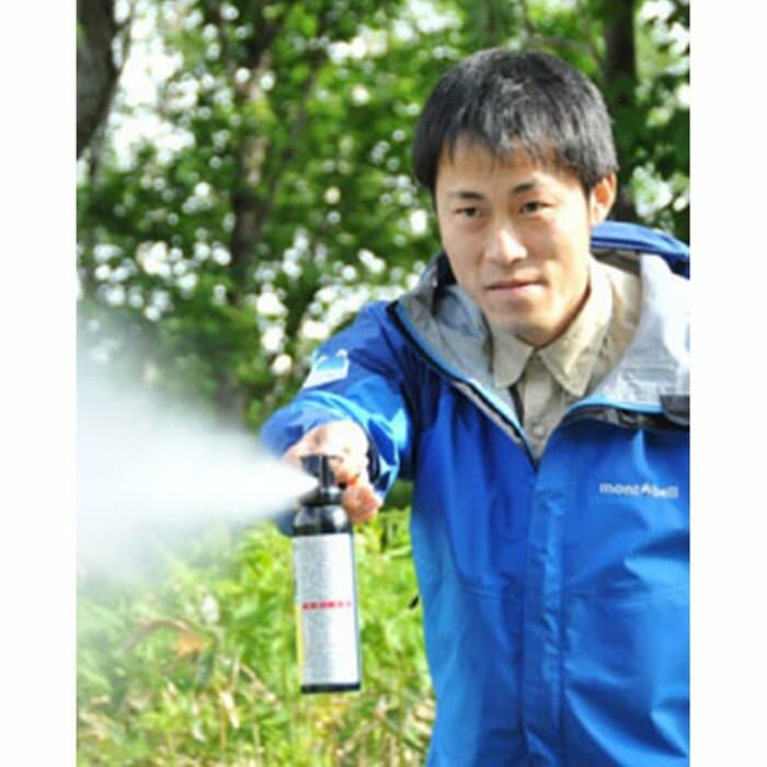 クマの攻撃行動を約90％以上で止められるとされる「クマ撃退スプレー」。クマの目と鼻をめがけて、一気に噴射する（写真提供：知床財団）