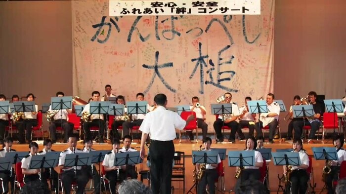 東日本大震災後の被災地での演奏活動（提供：岩手県警察音楽隊）