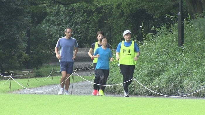 道下さんの伴走をされる陛下(2018年6月)