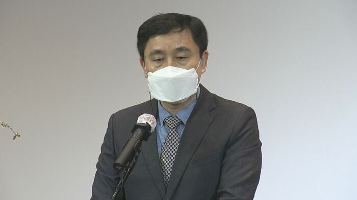 感謝状を日本大使館から贈られ、スピーチする李さん