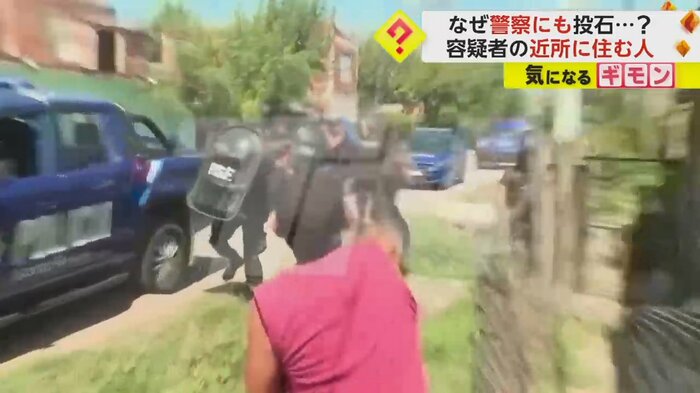 警察に投石する男性