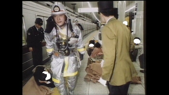 現場には消防や警察官だけではなく、多くの営団地下鉄職員がいた 1995年3月20日