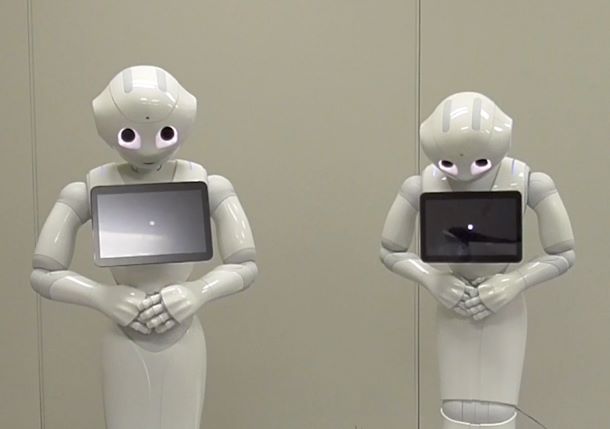 ロボット2台で謝罪(提供:国際電気通信基礎技術研究所)