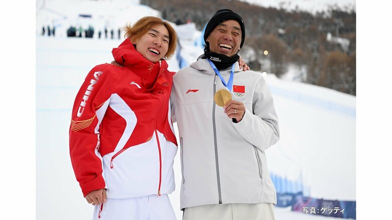 「多くのファンが心を動かされた」スノボ男子スロープスタイル金・蘇翊鳴選手と佐藤康弘コーチの“師弟愛”が中国で話題に｜FNNプライムオンライン