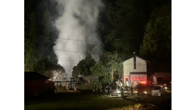 「建物が燃えている」出雲市の山間で住宅火災　火傷をした1人が病院に搬送　消防が消火中（島根）｜FNNプライムオンライン