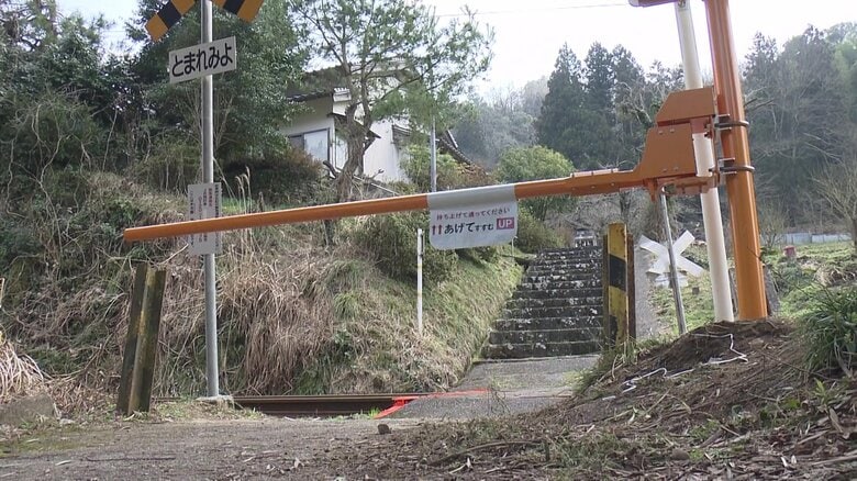 小さな踏切での事故防止へ　JR西日本が「ライト」な踏切ゲートを導入　シンプルだけど一時停止を促す｜FNNプライムオンライン