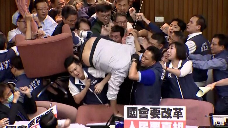 台湾立法院で乱闘騒ぎ　6人病院搬送　“ねじれ議会”での強行採決を少数与党が阻止…採決持ち越しに｜FNNプライムオンライン