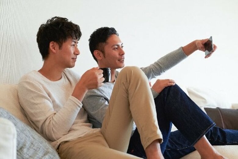 「出会いはアプリ、でも真剣な関係は難しい・・・」ゲイのパートナー探しの現実と、リザライが提供する解決策