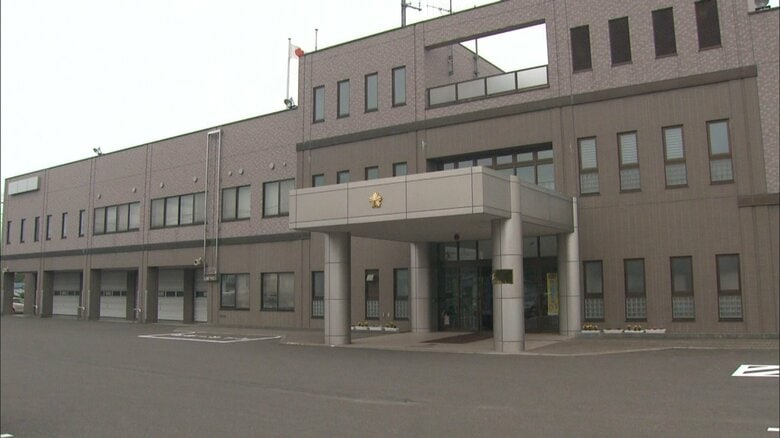 バイクが道路わきから飛び出してきたシカと衝突、さらに乗用車にも…60代男性ライダーが搬送＿乗用車に乗っていた小学生女児もケガ＿シカが絡む事故は年間5500件も発生＜北海道羅臼町＞｜FNNプライムオンライン