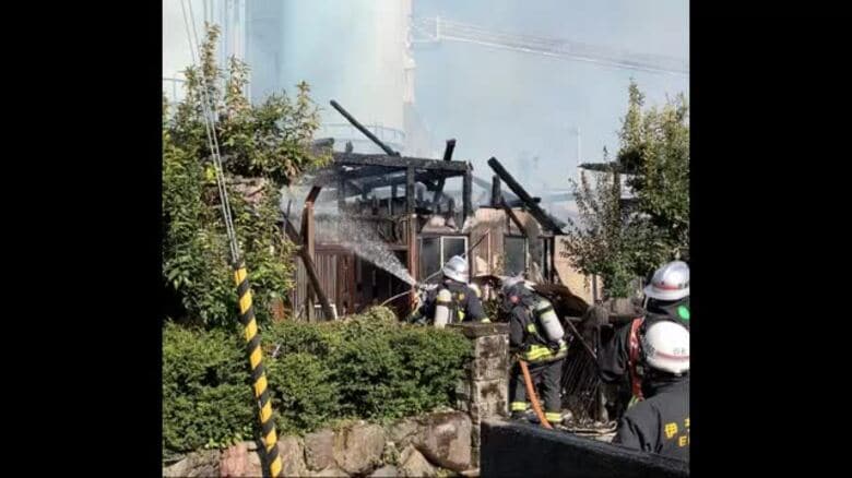 解体作業中「煙が上がっている」砥部町で空き家が全焼　近所の人が避難中に転倒し病院搬送【愛媛】｜FNNプライムオンライン