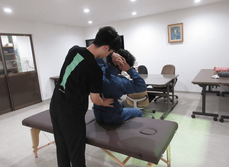 【Well Body調査】製造業従業員の4割が慢性痛! 「デスクワーク超え」の身体的不調と、企業努力の限界に見る行政支援の必要性