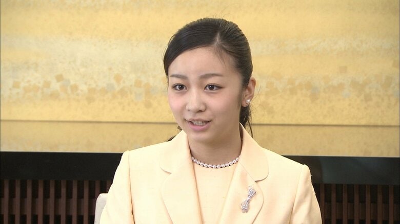 20歳を迎えた際にローブデコルテ姿を披露された佳子さま　初の記者会見では「導火線が短い所も」（2015年1月11日放送）【「皇室ご一家」の記憶】｜FNNプライムオンライン