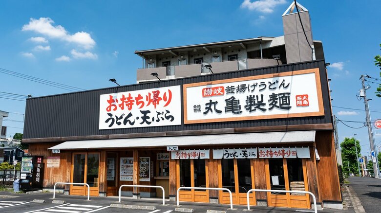 丸亀製麺店長の年収最大2000万円に！人材確保のため給与引き上げを発表　従業員の子どもの飲食代無料制度も｜FNNプライムオンライン