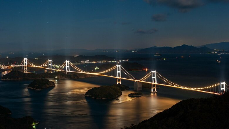 夜の水面を照らすのは、アーチと光の造形美。「橋の夜景」が幻想的な世界にいざなう【夜景マニアが贈る至極の眺望】｜FNNプライムオンライン