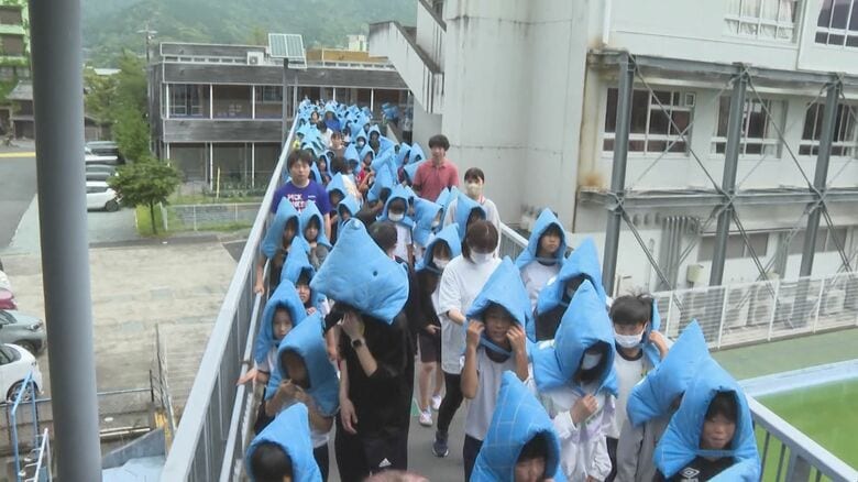 “いのちの架け橋”渡って裏山へ…小学校で津波の避難訓練 校舎の2階から約7分で移動完了 三重県尾鷲市｜FNNプライムオンライン