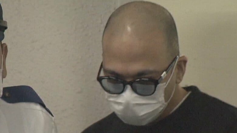 マスクにサングラス姿の暴力団幹部の男　男性殴り重傷負わせた疑いで逮捕　東京・歌舞伎町｜FNNプライムオンライン