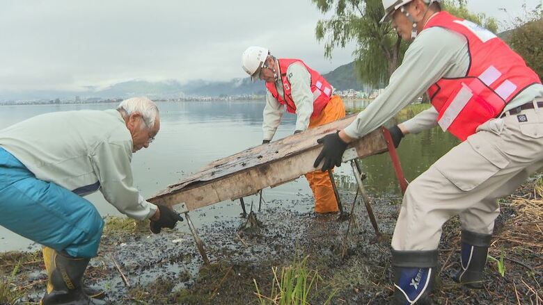 「悪意ある確信犯」諏訪湖畔に「違法」の釣り用台座が40個 原状回復の期限を過ぎ…「33個」残される 長野県が撤去作業 ボルトを打ち込み固定された台座も 2026年度中に全て撤去へ|FNNプライムオンライン