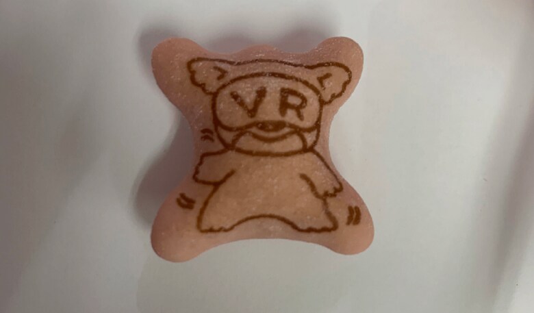(VRゴーグルを装着したコアラのマーチ)