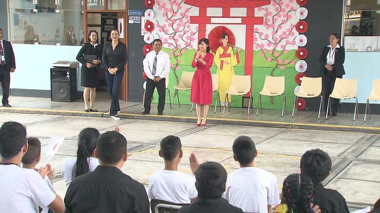 特別支援学校での歓迎セレモニーでペルーの手話を披露(11月6日 )