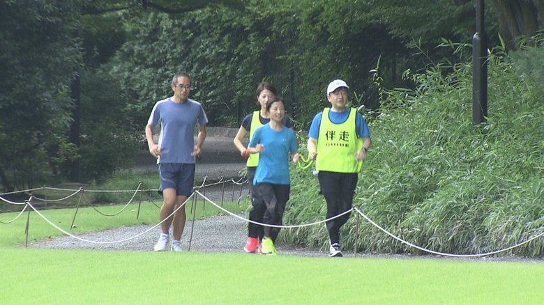 道下さんの伴走をされる陛下(2018年6月)