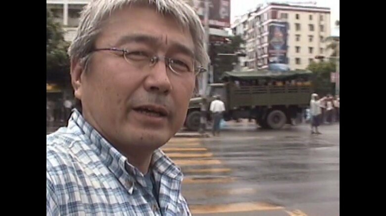 長井さんがトラックの到着をリポート