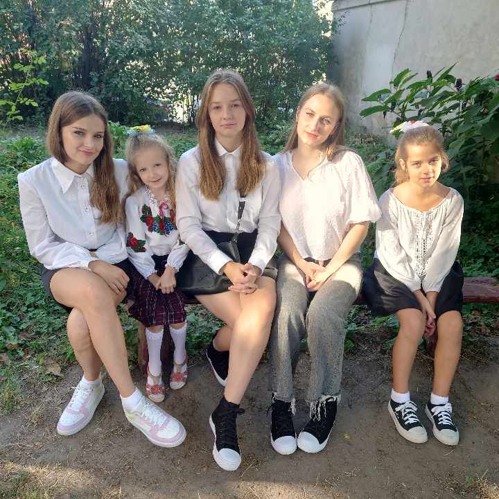 4人の娘たち。右から四女のアンナさん、長女のアンゲリナさん、次女のアデリナさん、一人おいて三女のアリビナさん（2024年9月の新学期開始時に撮影）