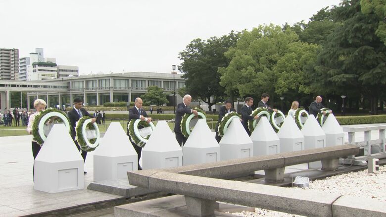 慰霊碑に献花する各国首脳