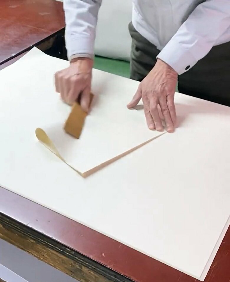 竹ベラを添え、滑らせて