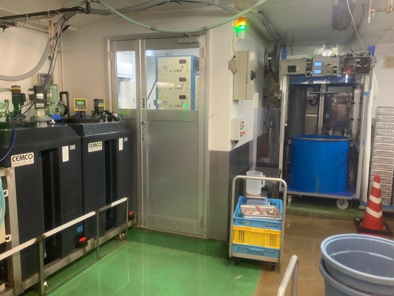 「アニサキス殺虫装置のプロトタイプ機」の全体像（提供：ジャパンシーフーズ）