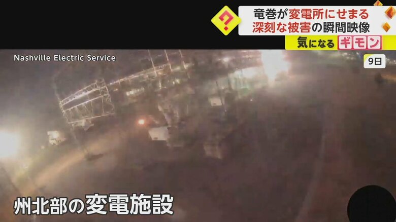 画面右奥で火花が飛び散っている