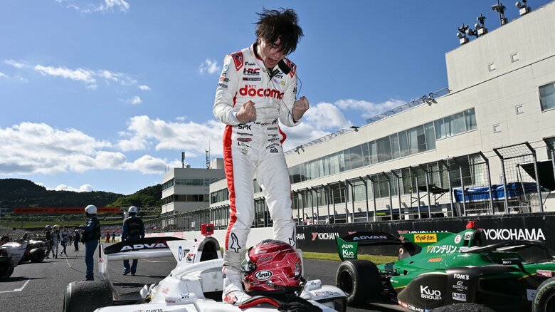 マシンの上で喜びを爆発させた 牧野任祐