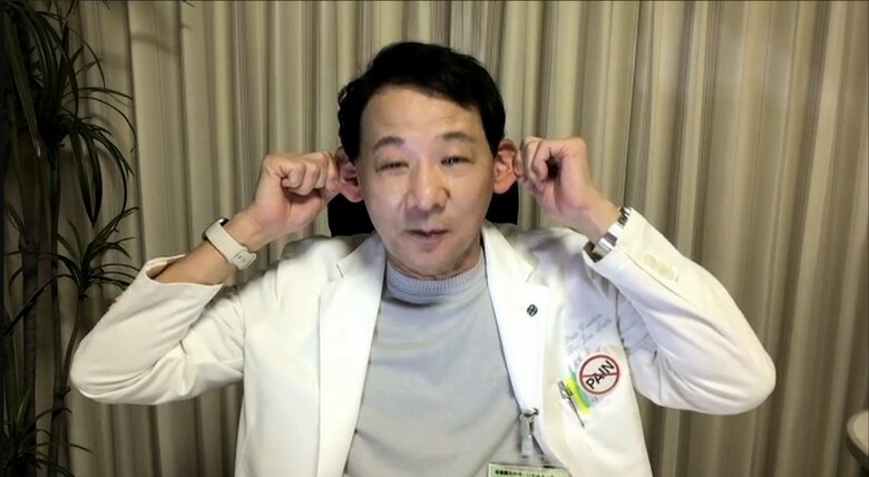 耳の横をつまんで横に5秒ひっぱり、そのまま後ろ方向に5回まわす