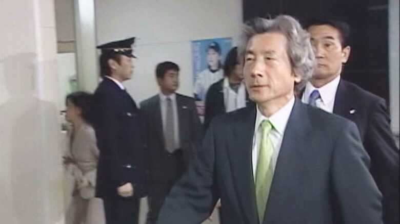 2003年11月 自民党本部に到着した小泉純一郎首相（当時）