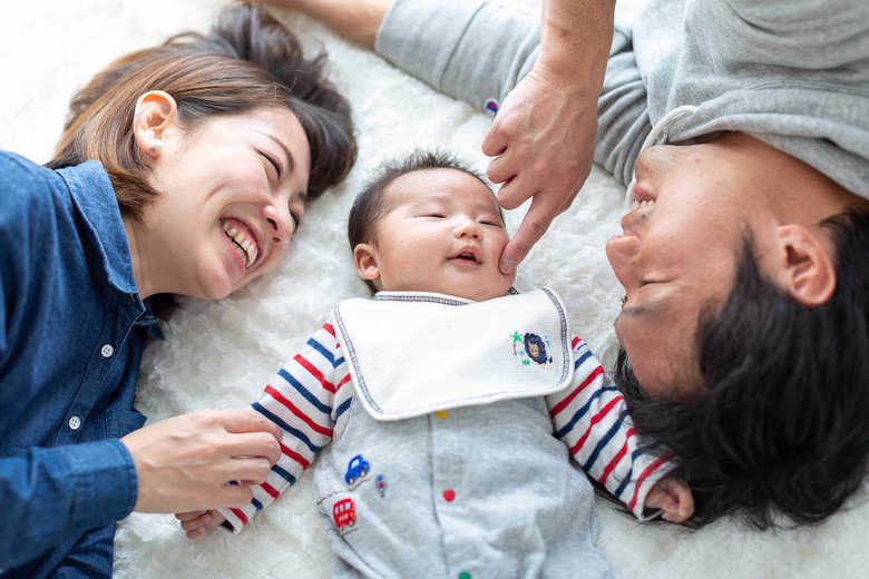 「とるだけ育休」男性の3人に1人は家事育児時間が2時間以下…では、父親は何したらいいの?