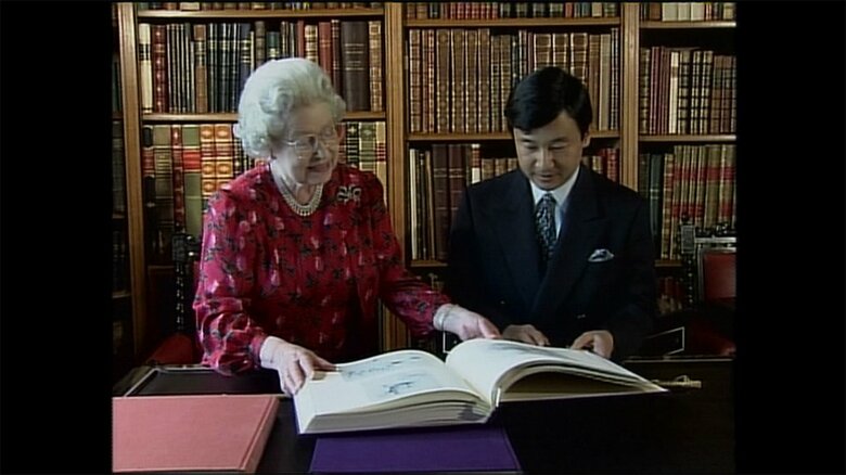 2001年、イギリスを訪問し、エリザベス女王と面会された天皇陛下