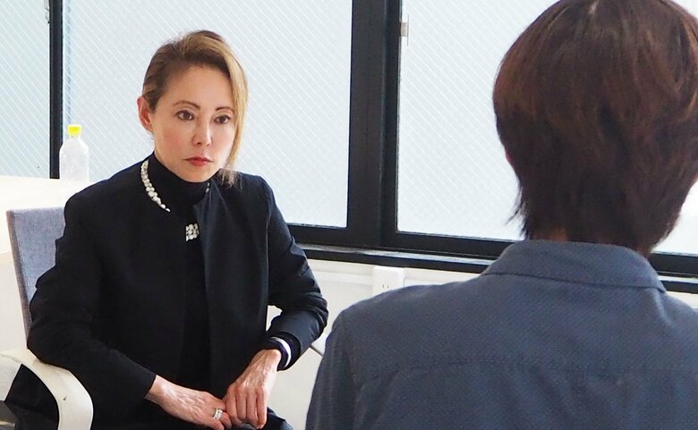 AOIでメンターをする沖縄出身の現役大学生の話を聞くボークさん