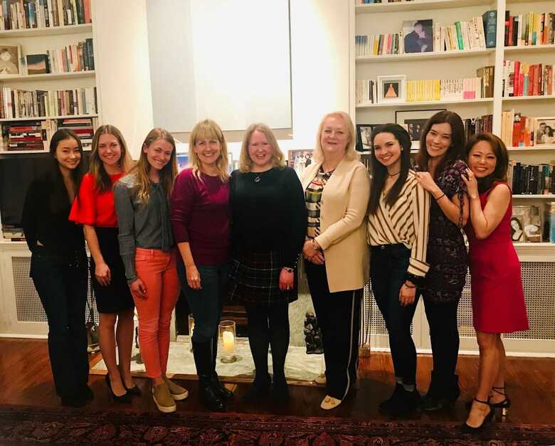 女子の高等教育を支援する全米最優秀女子高生コンクールの代表と過去の参加者（右端がボークさん）