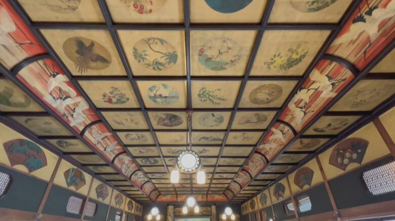 花や鳥などの天井画106枚